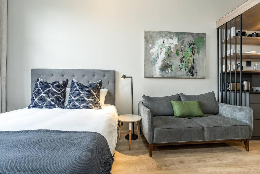 Modern Studio Apartment - CoWorking - City Views view 2