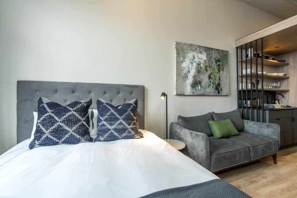 Modern Studio Apartment - CoWorking - City Views view 4