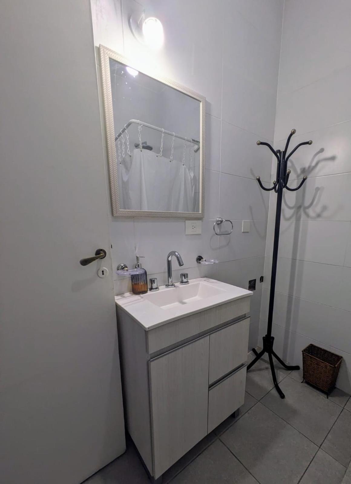 Cómodo y amplio departamento en Buenos Aires con patio interno
