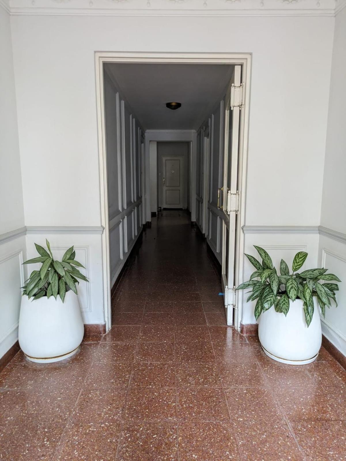 Cómodo y amplio departamento en Buenos Aires con patio interno