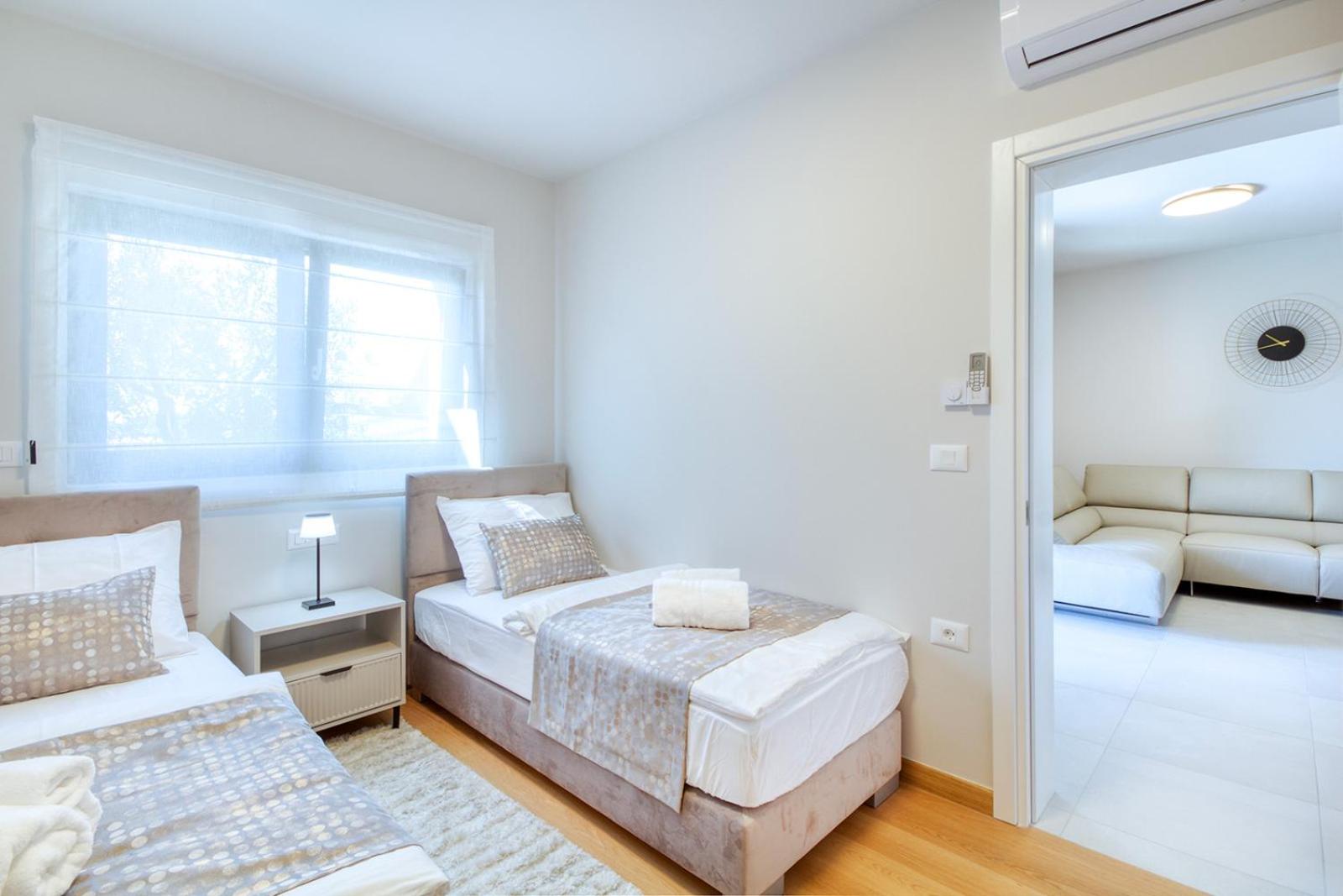 Lux Oliva Apartment with whirlpool and FREE parking view 3