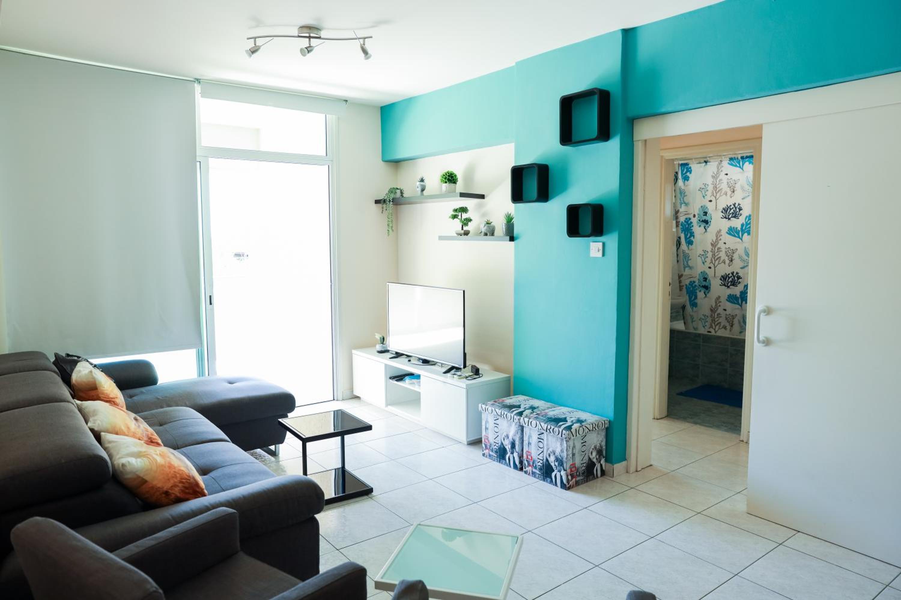Mackenzie Flat 101