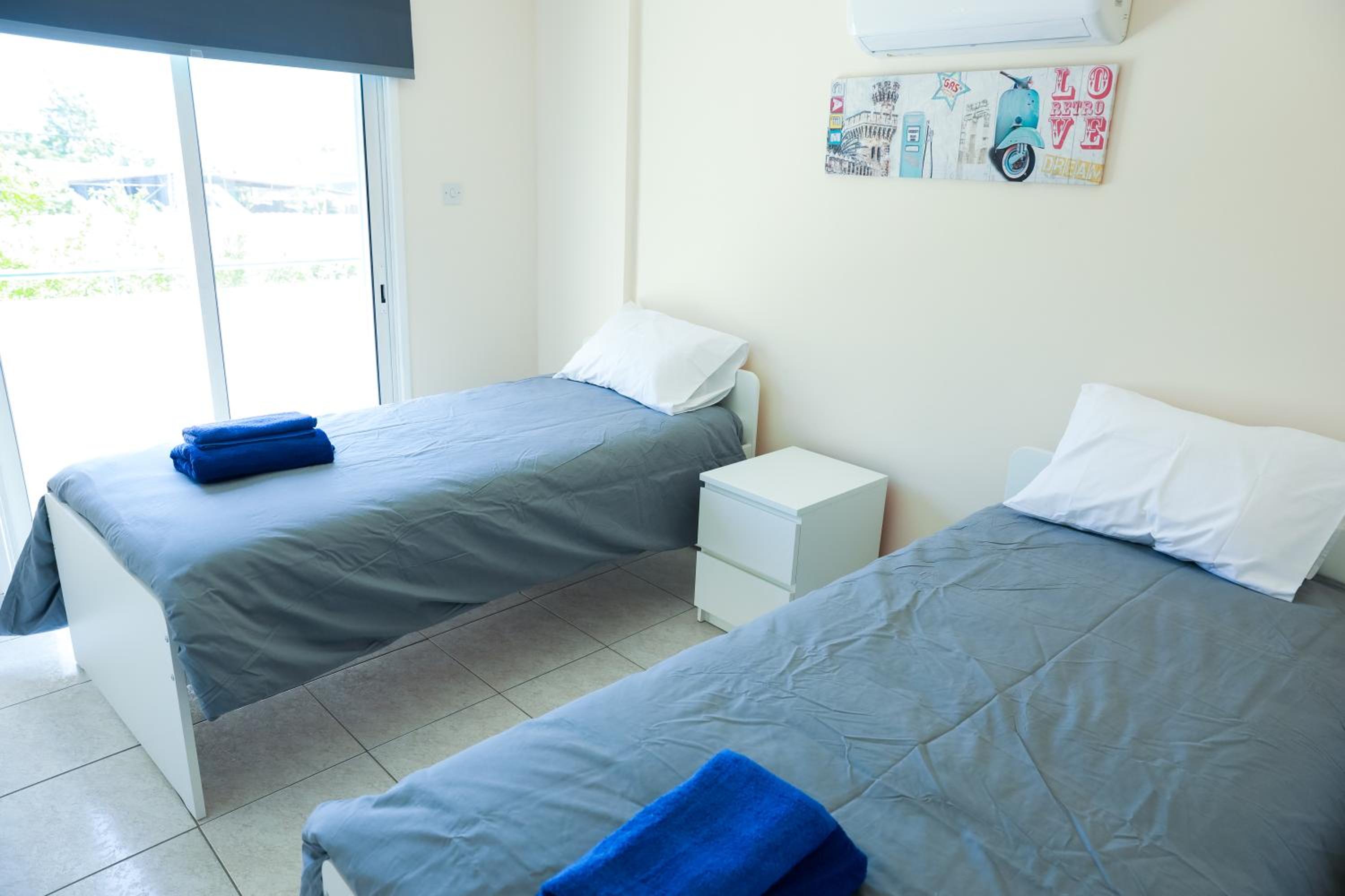 Mackenzie Flat 101