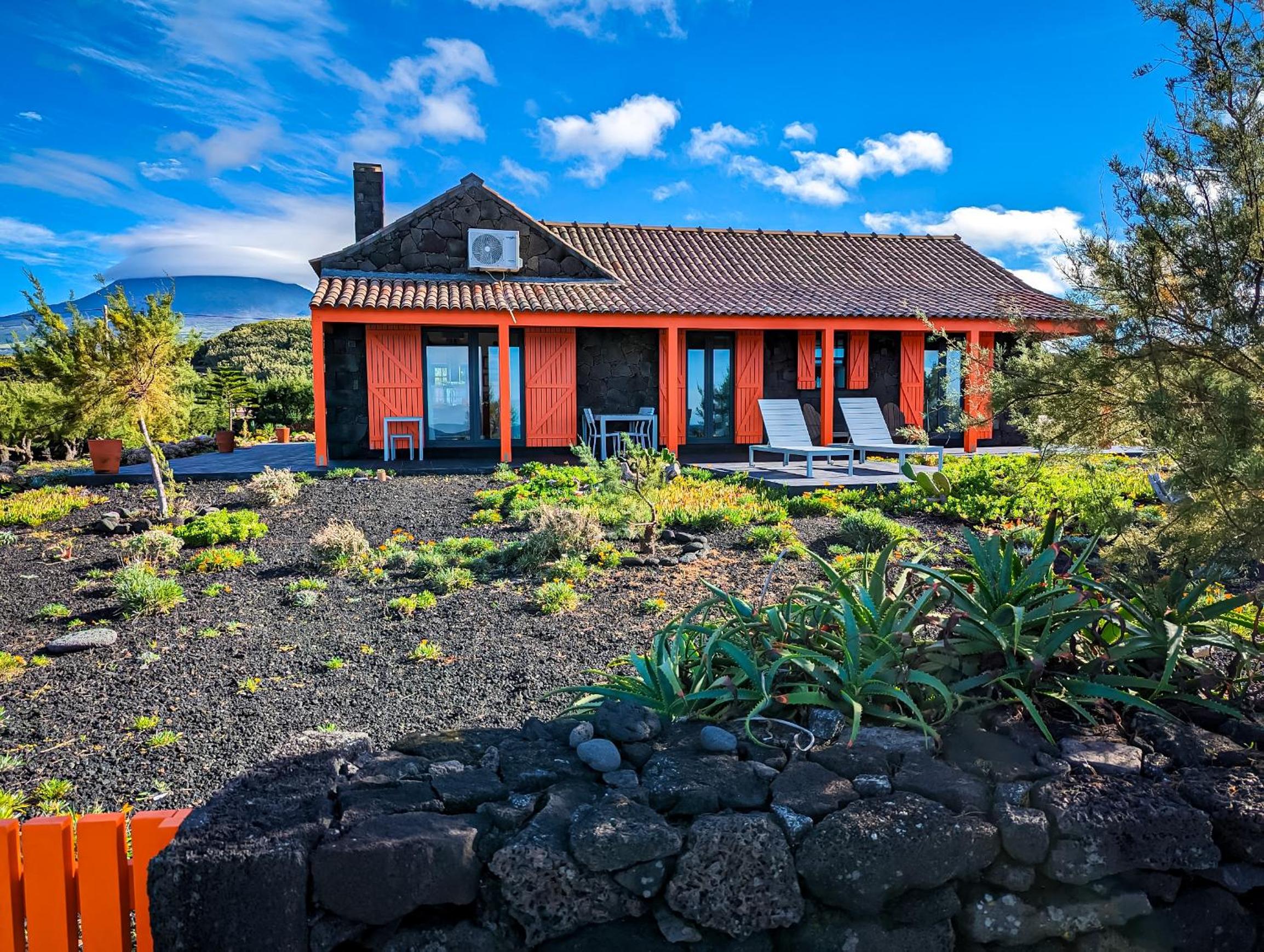 Hotel Casa Baleia Laranja Ocean-Front - Image 1