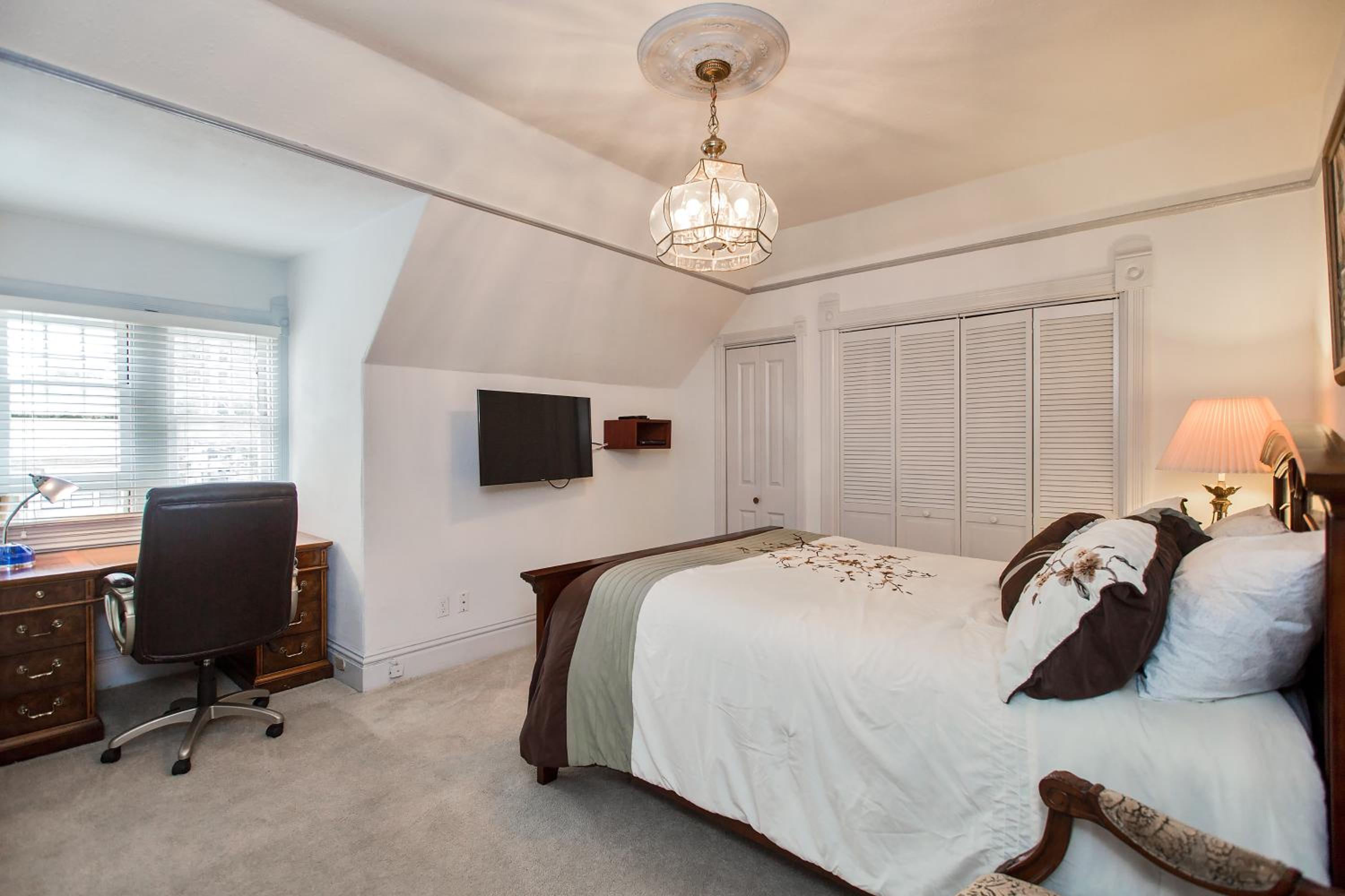 Alameda 3BR luxury Penthouse 2 blocks to downtown 3 blocks to the beach AC and 2 free parking spaces view 5