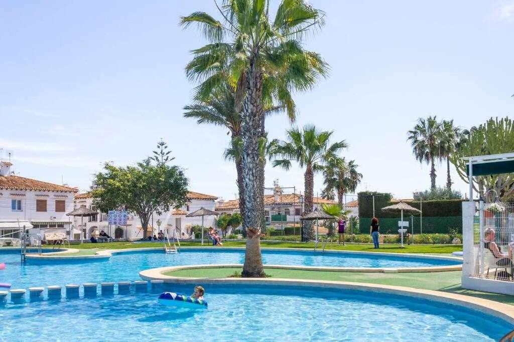Bungalow Pink lago jardín