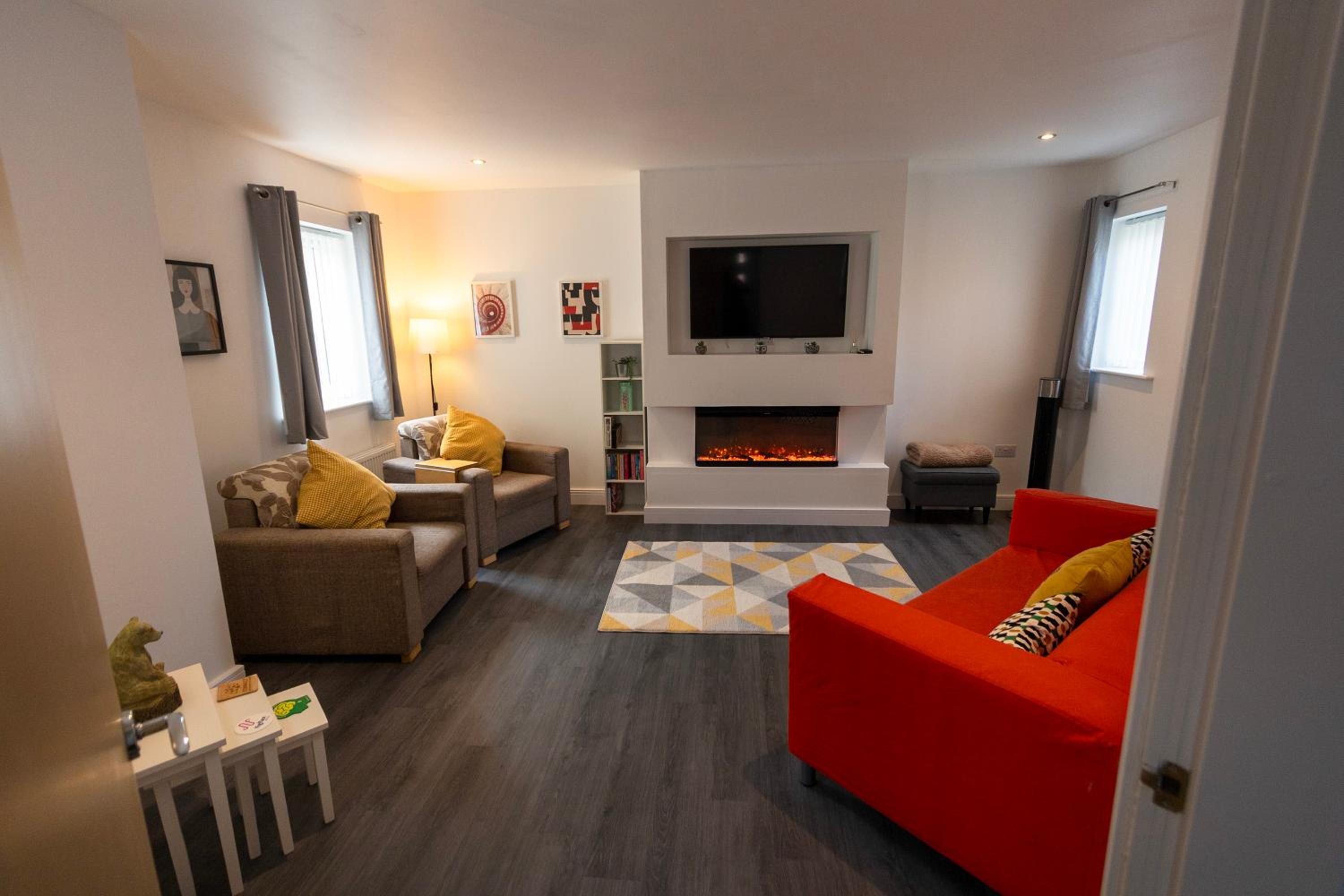 Hampton 3-bedroom Relaxing Escape with Parking view 4