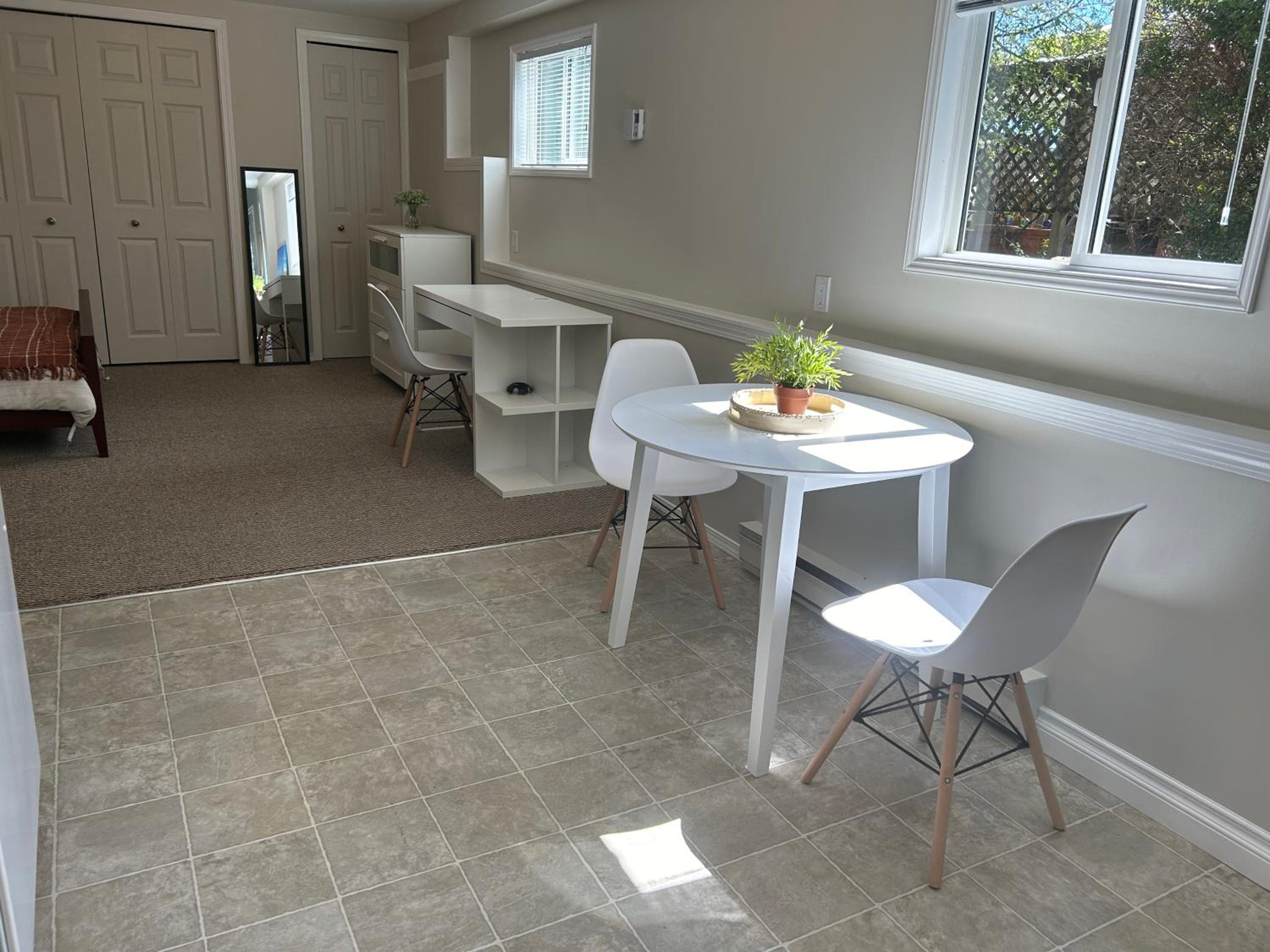 Quiet Neighborhood, Just a Short Drive to Downtown