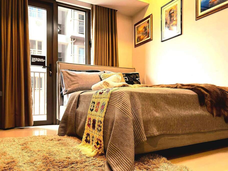 Elegant Corner Unit 2BR Condo with King Bed, Pool, Jacuzzi, LiveTV,HBO Max, 270 Mbps & Free Parking Near MOA view 5
