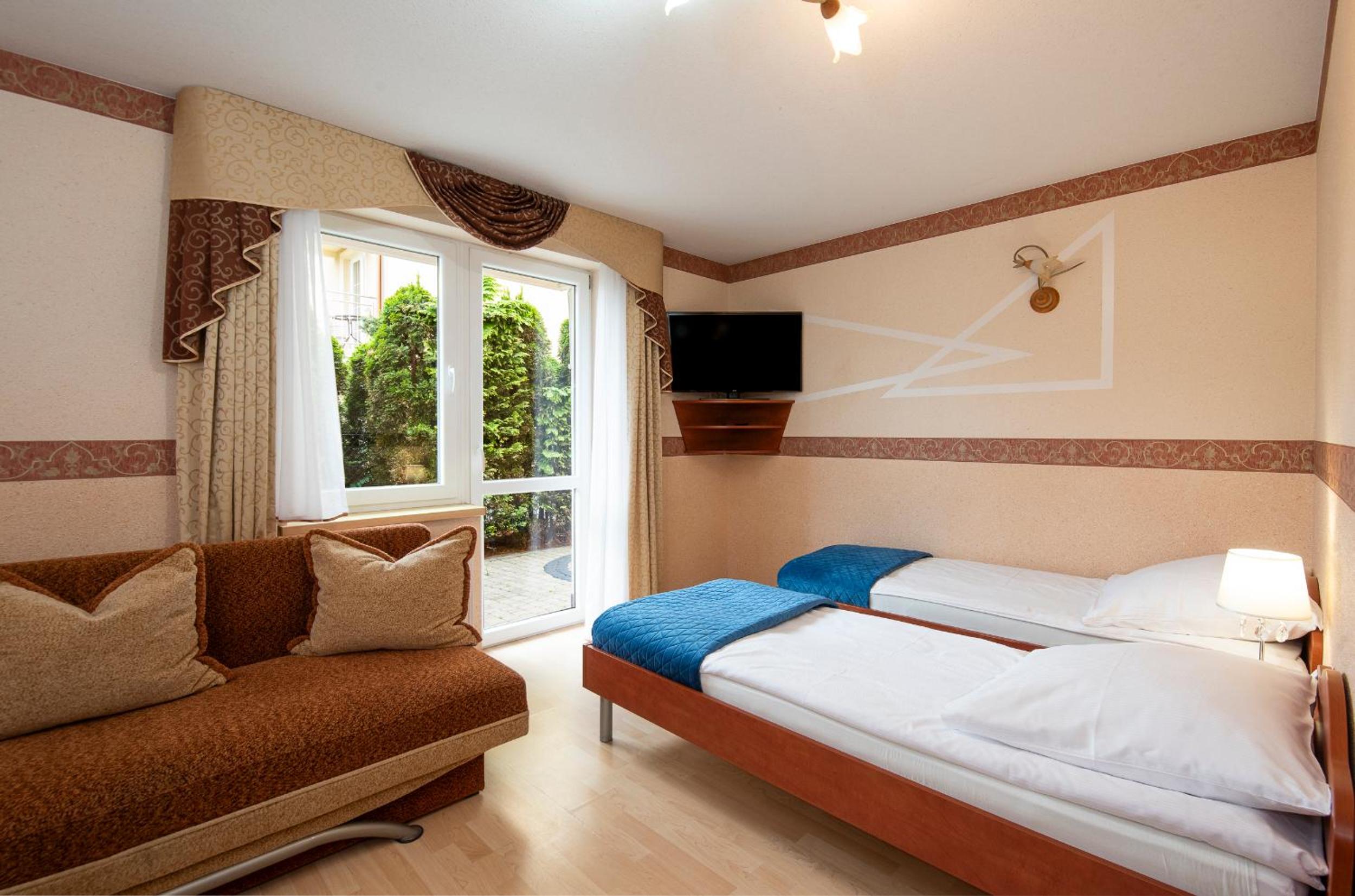 VILLA DORA - CENTRUM, PODGRZEWANY BASEN , Plac zabaw, Parking view 2
