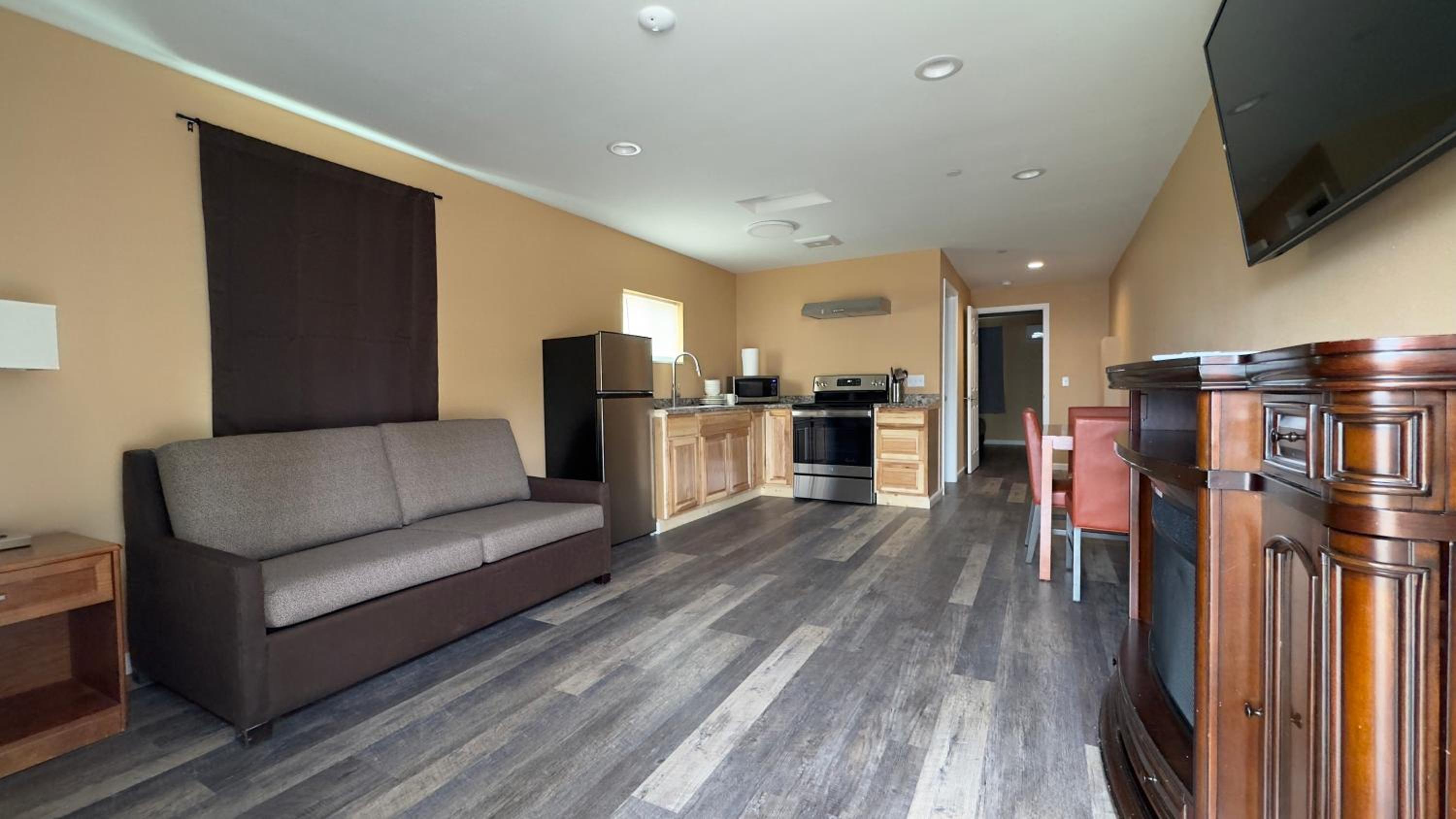 Far West Cabin-Tiny Homes Rental