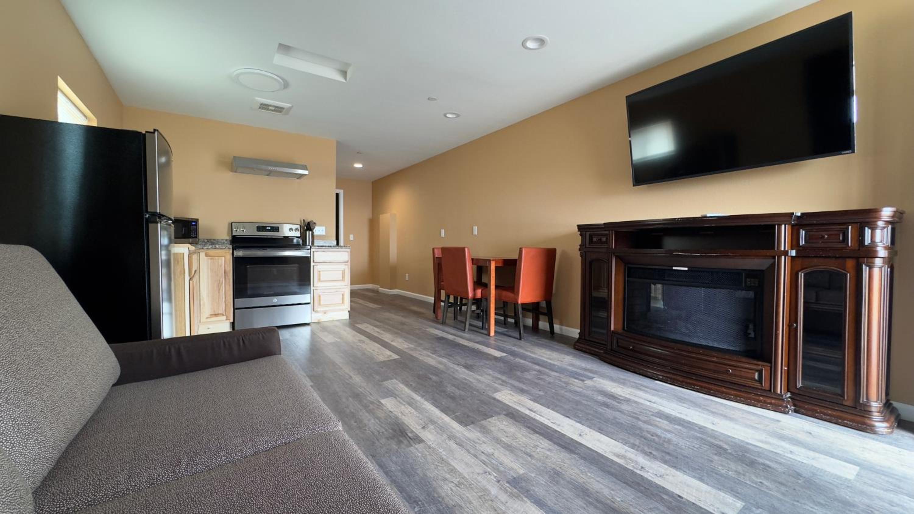 Far West Cabin-Tiny Homes Rental