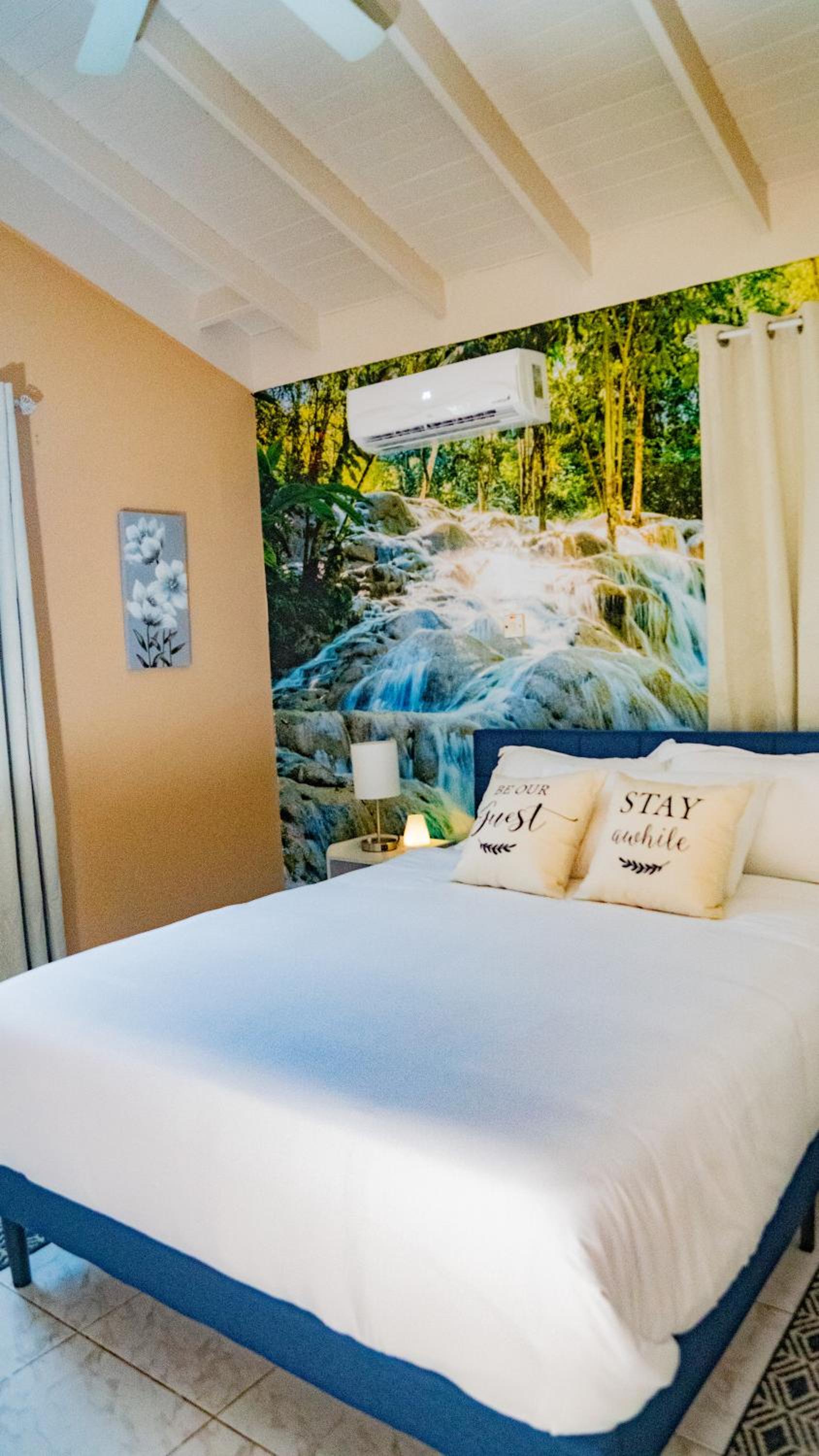 Serene Artistry - Secure 1-BR Haven in Ocho Rios Jamaica view 4
