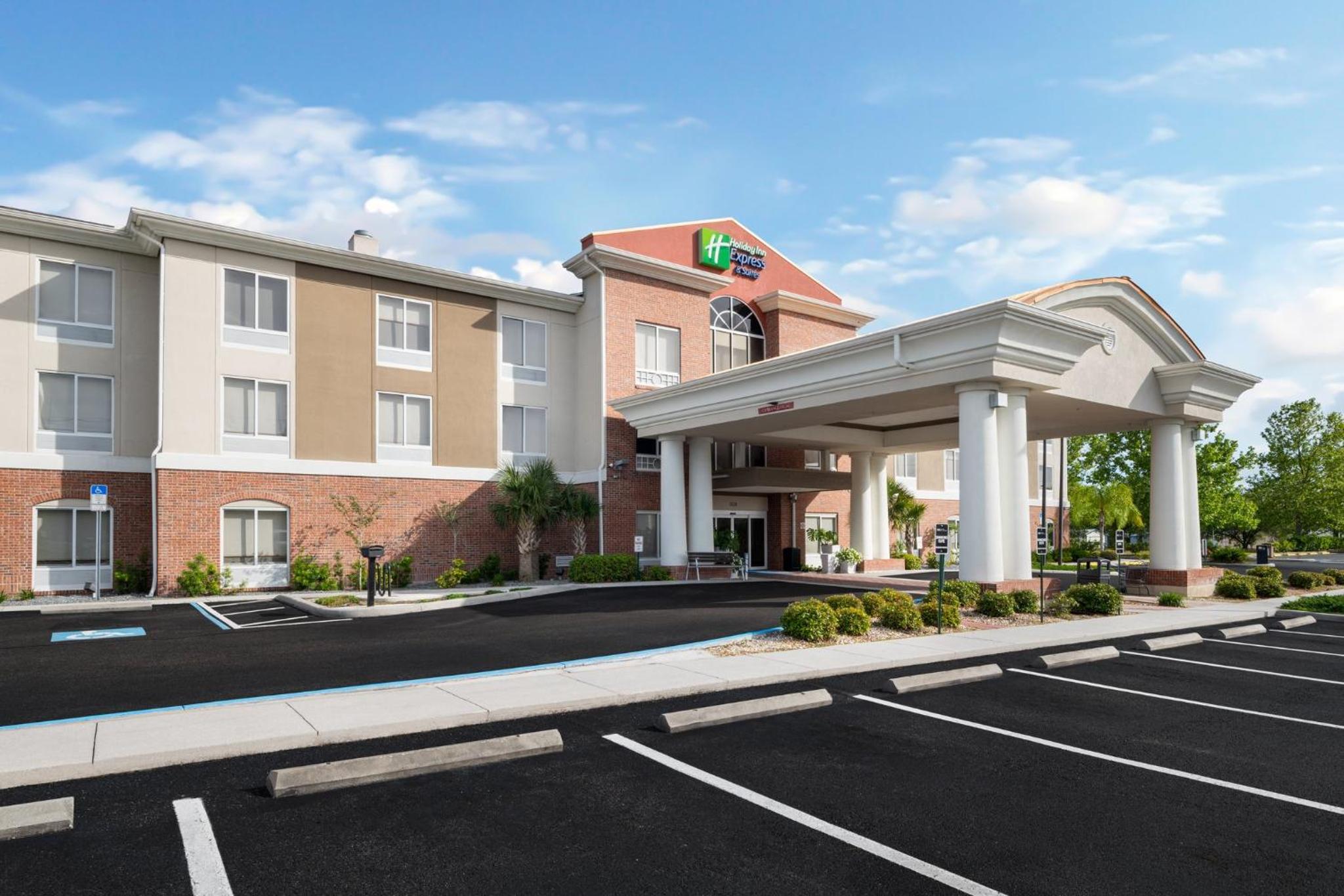 Hotel Holiday Inn Express & Suites Spring Hill, an IHG Hotel - Image 1