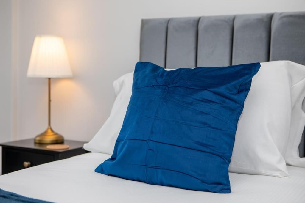 Modern Apartment Off-Road Parking King Bed Suite 2 view 4