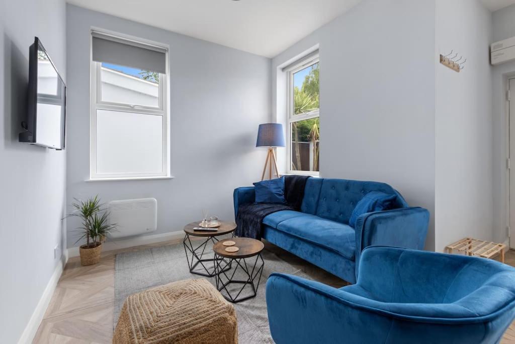Modern Apartment Off-Road Parking-Twin Room Suite 3 view 5