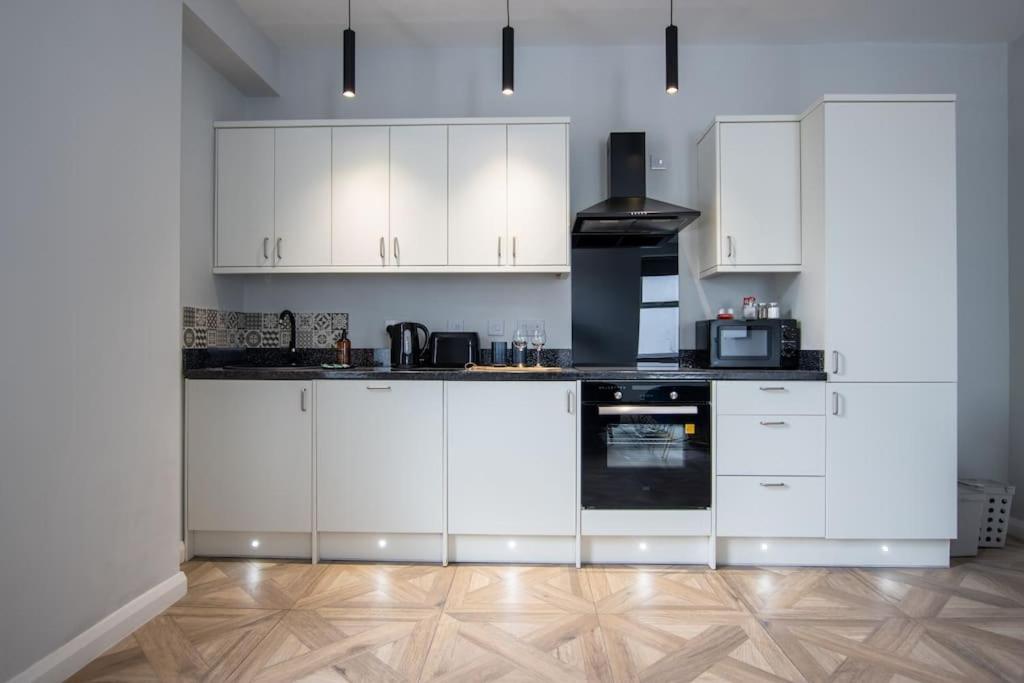 Modern Apartment Off-Road Parking-Twin Room Suite 3 view 4