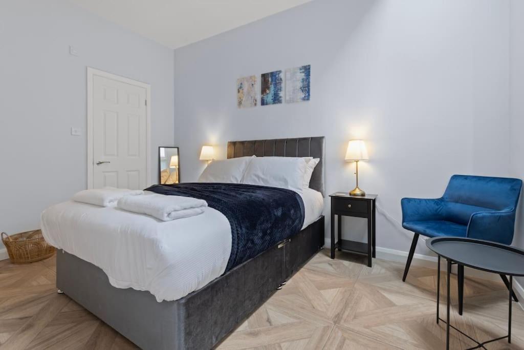 Modern Apartment Off-Road Parking-Twin Room Suite 4
