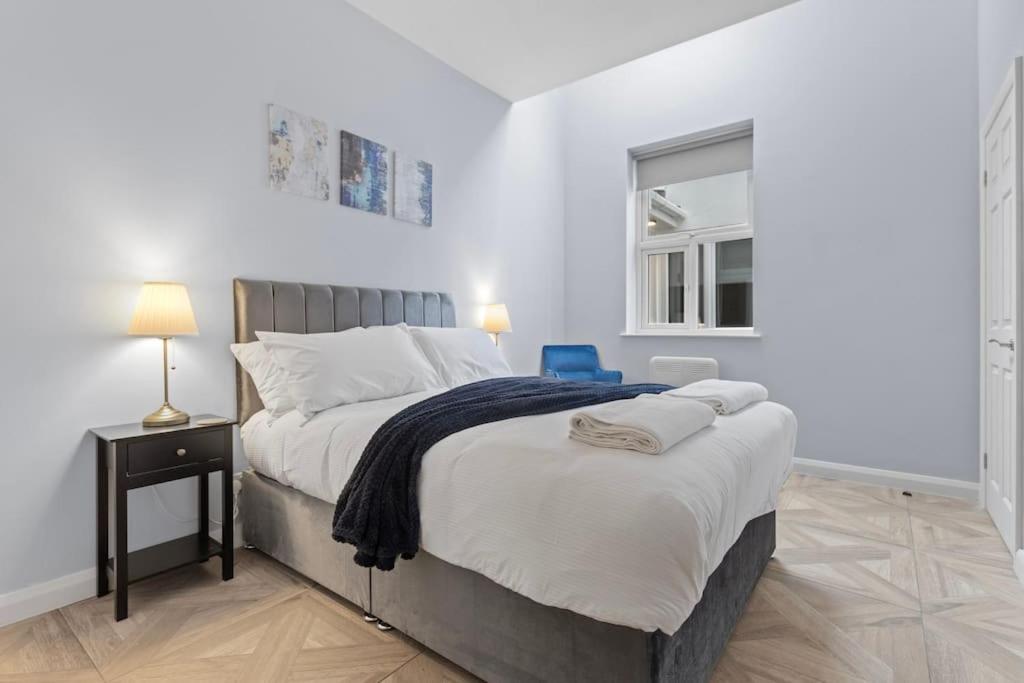 Modern Apartment Off-Road Parking-Twin Room Suite 4 5
