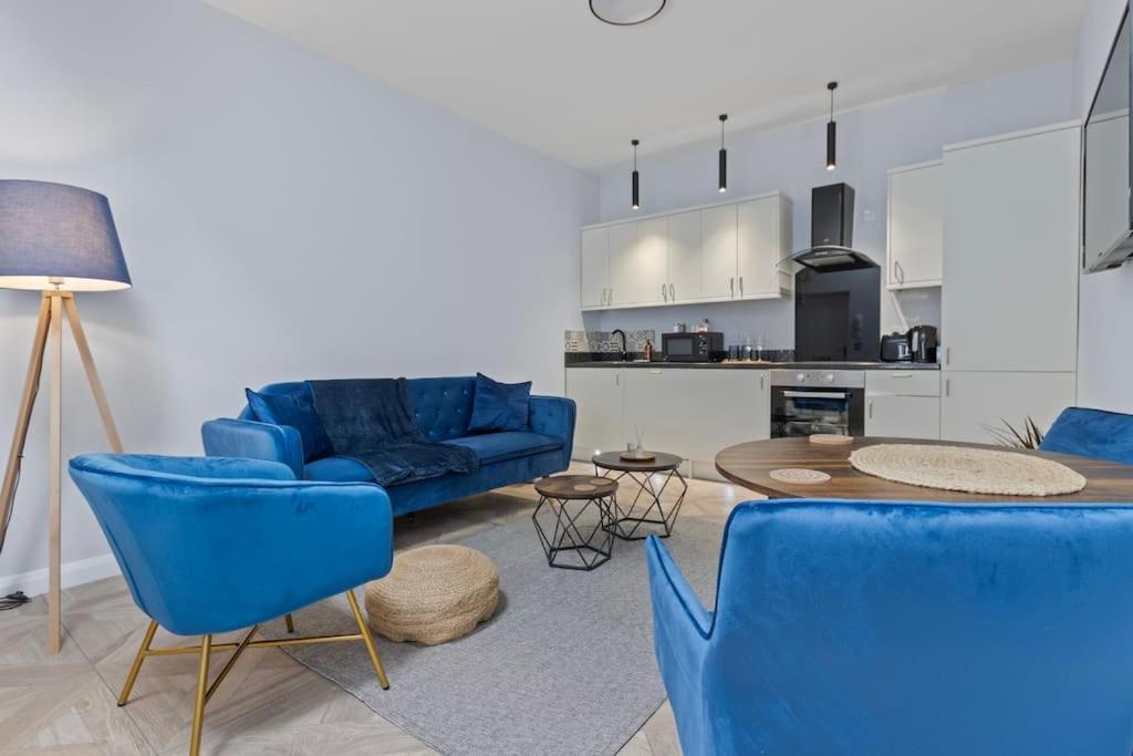 Modern Apartment Off-Road Parking-Twin Room Suite 4