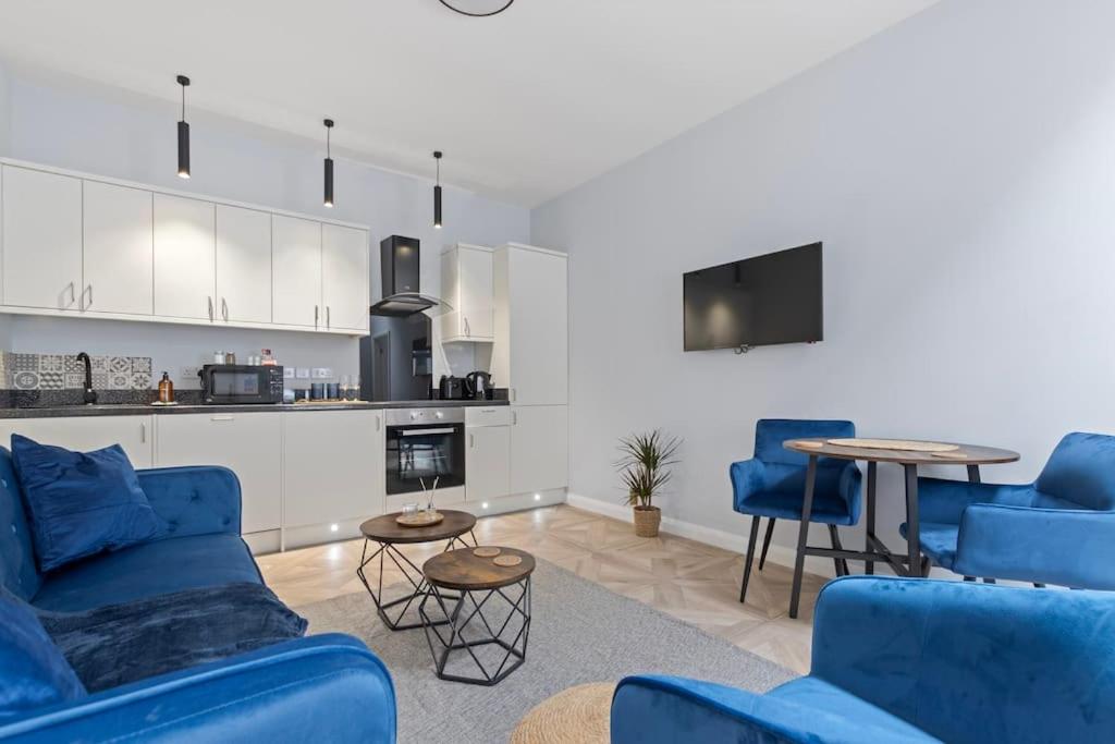 Modern Apartment Off-Road Parking-Twin Room Suite 4