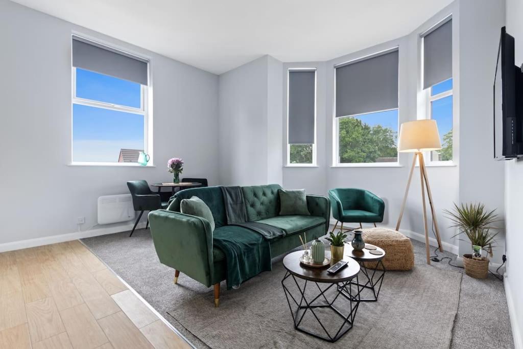 Modern Apartment Free Parking Double Bed Suite 5 view 2