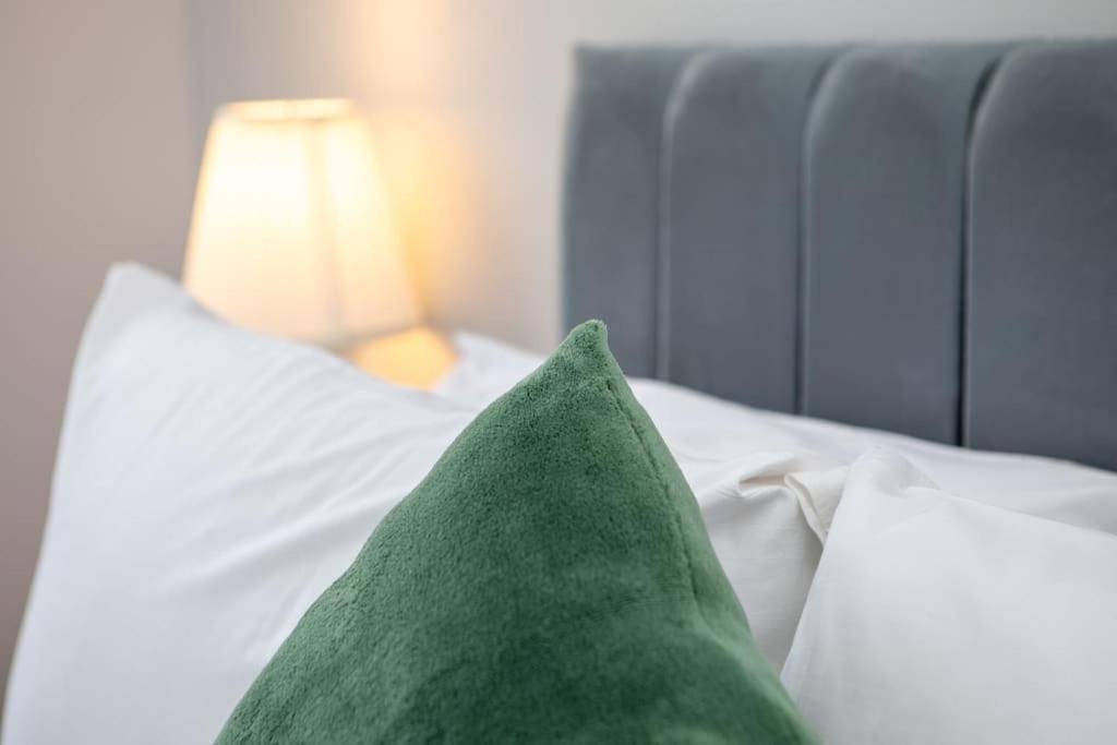 Modern Apartment Free Parking Double Bed Suite 5 view 3