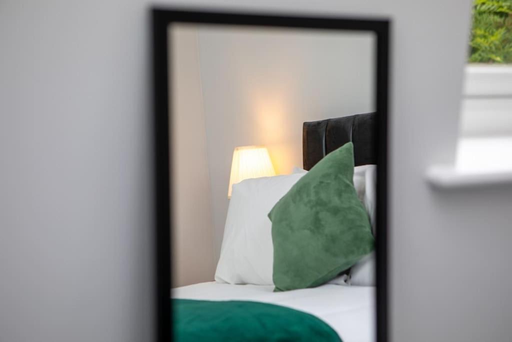Modern Apartment Free Parking Double Bed Suite 5 view 5