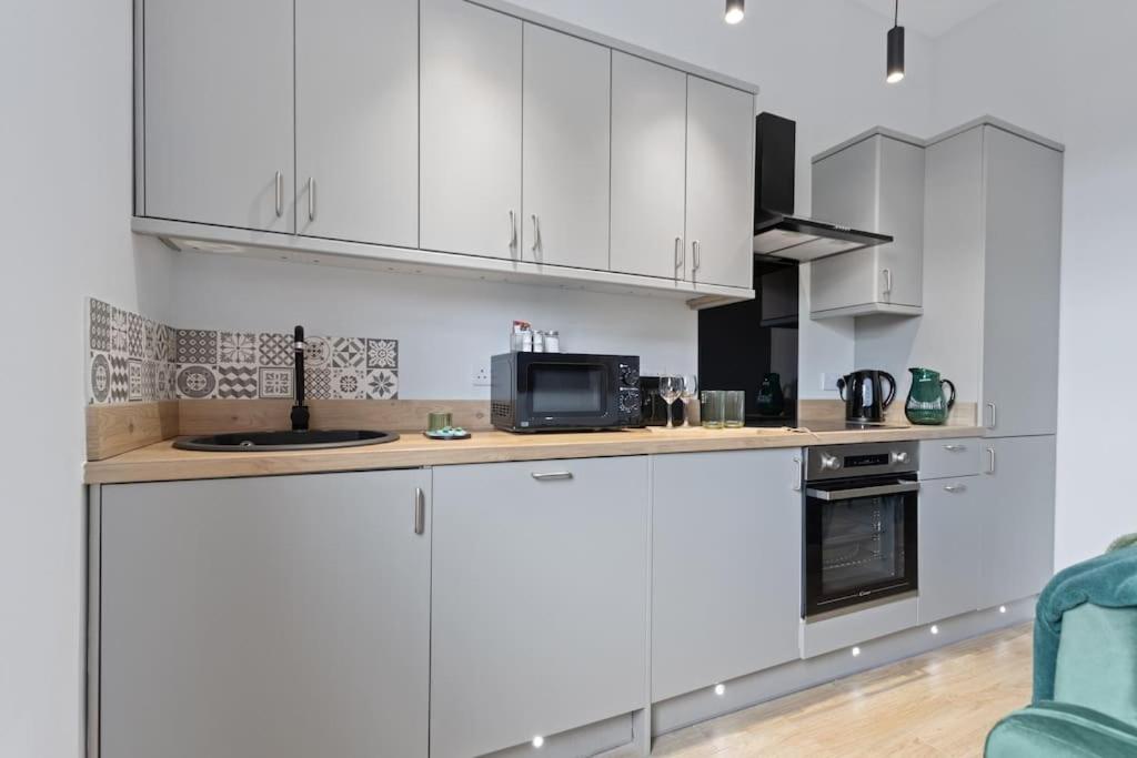 Modern Apartment Spacious Double Bed Off Road Parking Suite 8 view 3