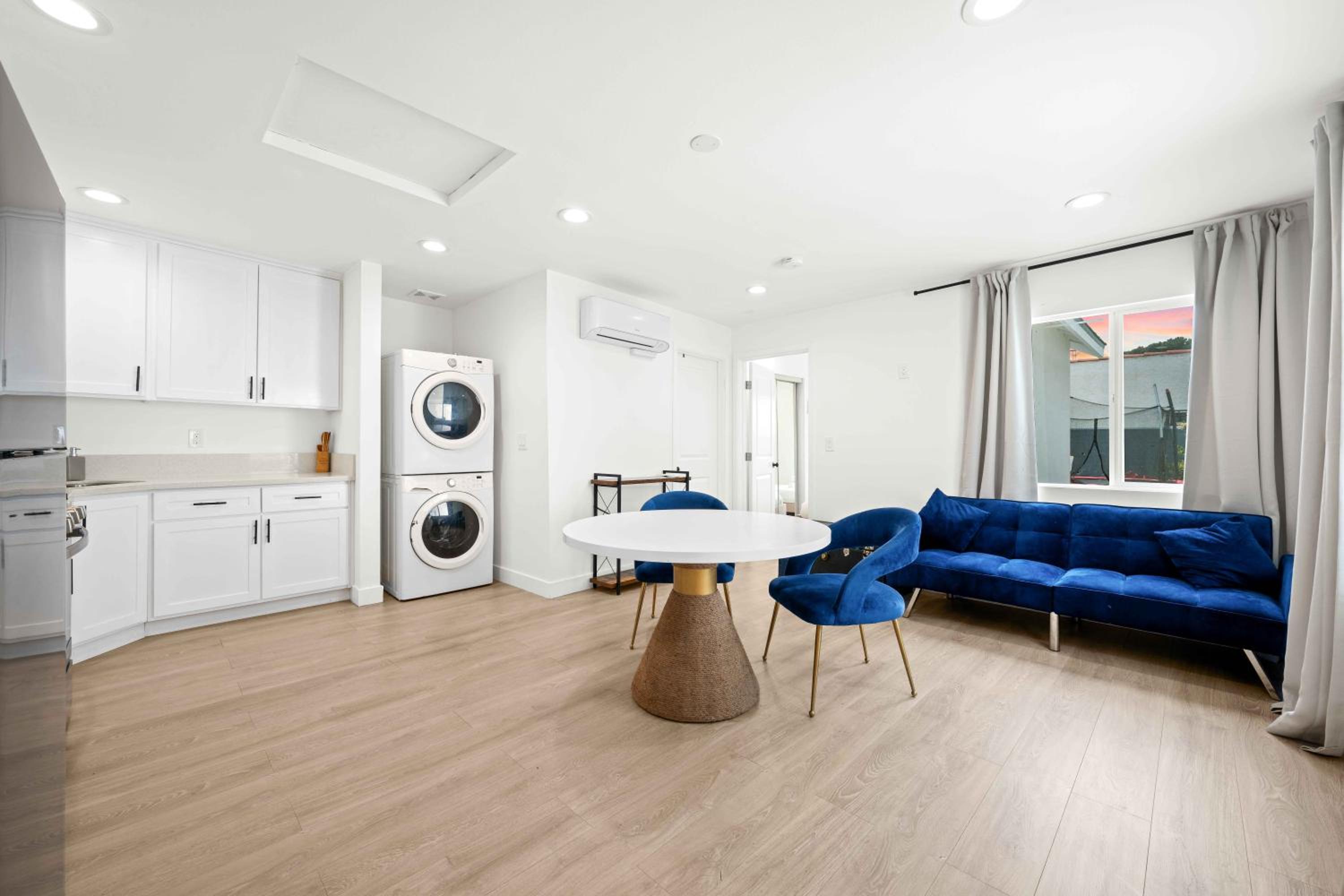 Modern Comfort in LA Private 1BR House