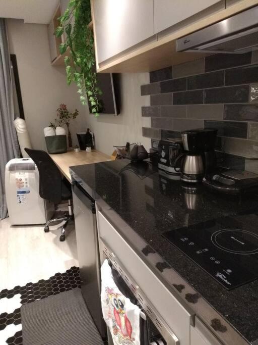 Estudio 301 completo na rua Frei Canceca prox a Paulista