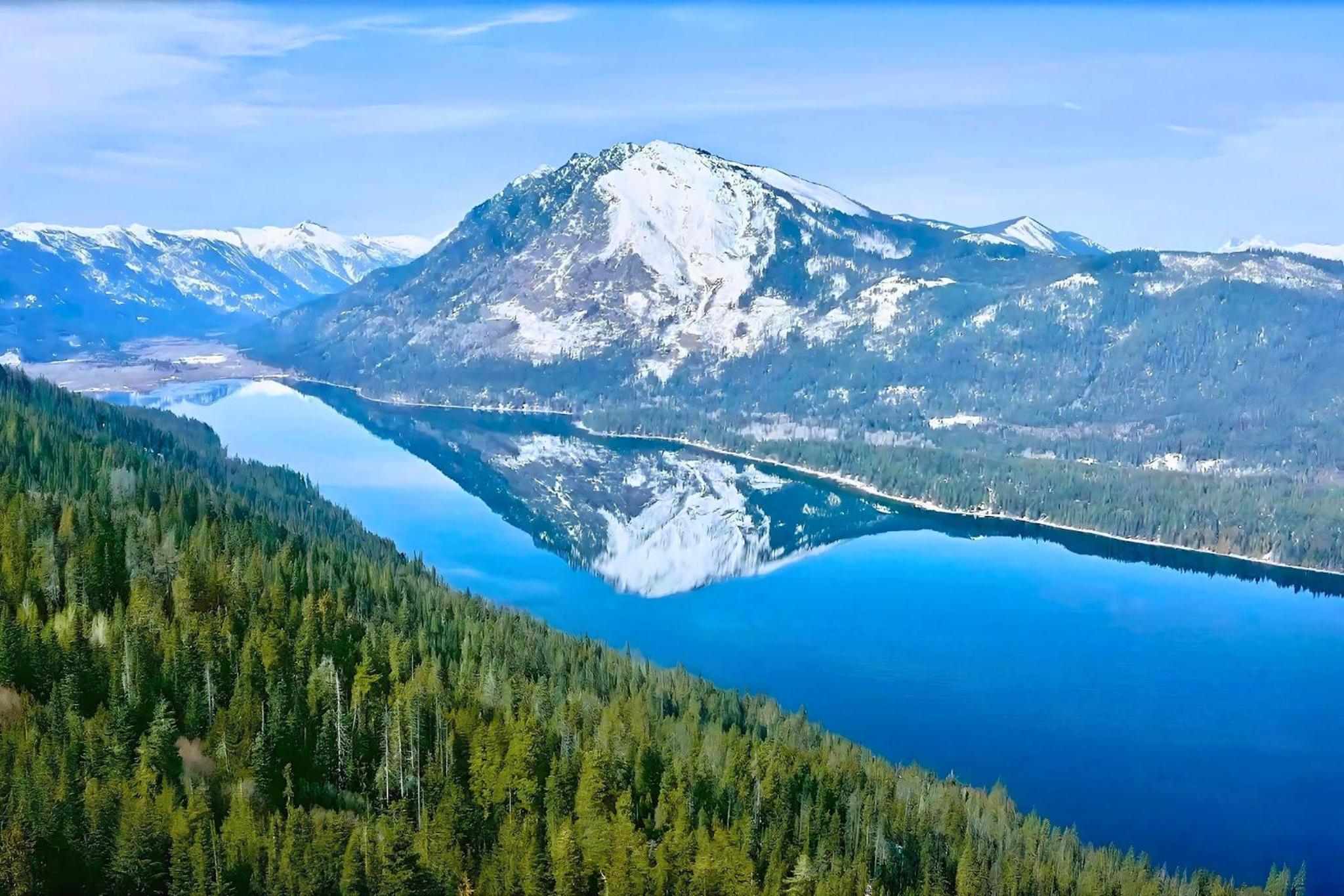 Riverfront Chalet Near Skiing, Lakes, Mtns & Leavenworth view 3