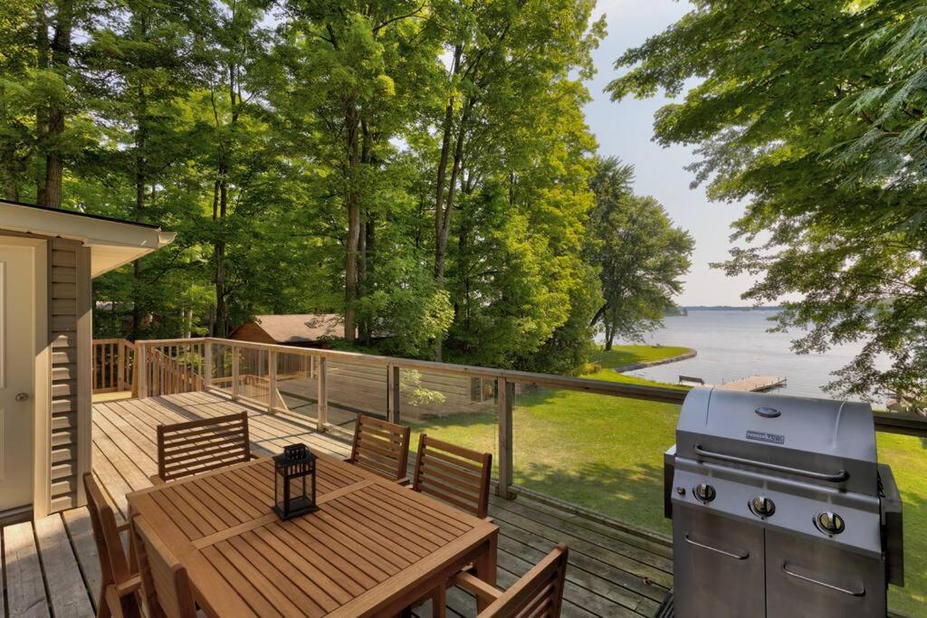 Woodland Hideaway! Relaxing Waterfront Sleeps 10