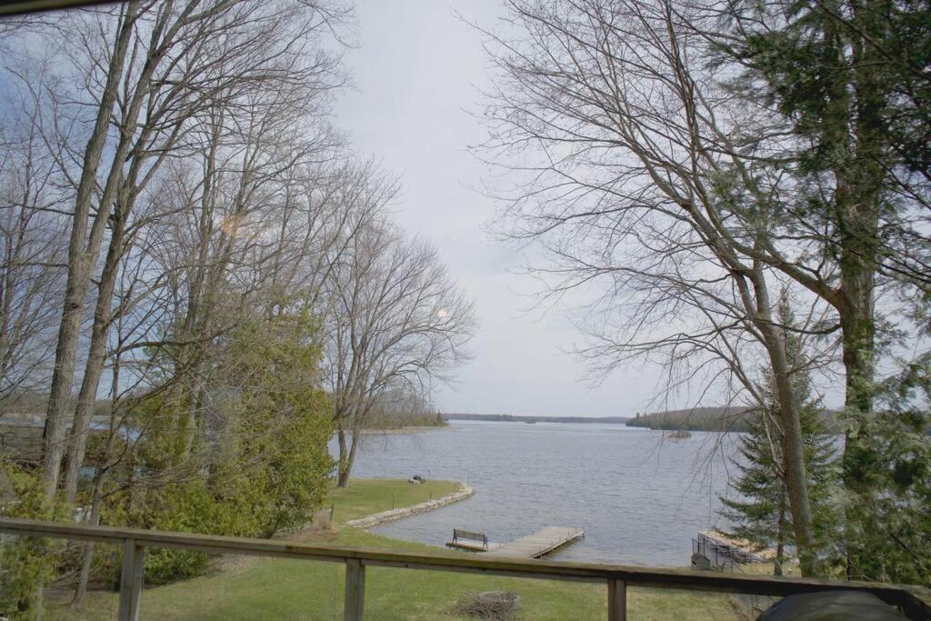 Woodland Hideaway! Relaxing Waterfront Sleeps 10