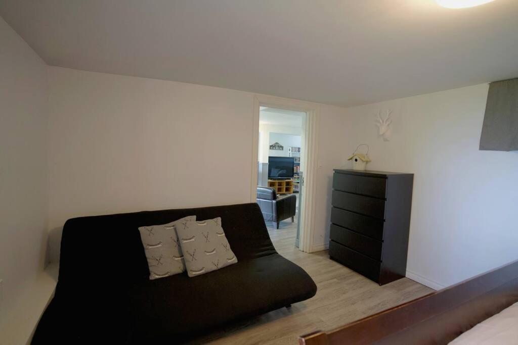 Woodland Hideaway! Relaxing Waterfront Sleeps 10