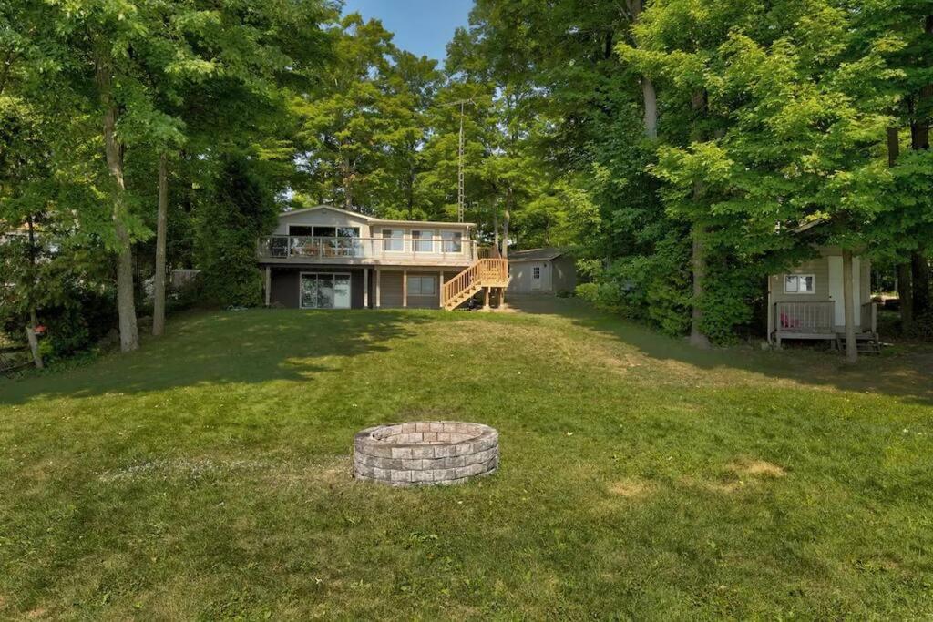 Woodland Hideaway! Relaxing Waterfront Sleeps 10