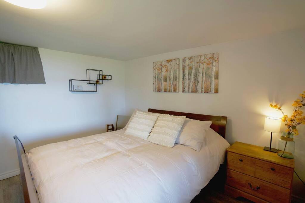 Woodland Hideaway! Relaxing Waterfront Sleeps 10