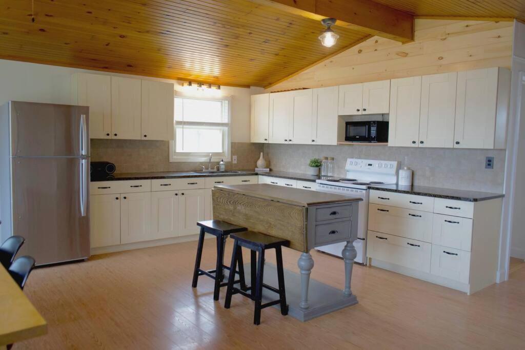 Woodland Hideaway! Relaxing Waterfront Sleeps 10