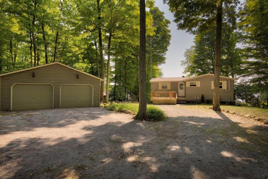 Woodland Hideaway! Relaxing Waterfront Sleeps 10