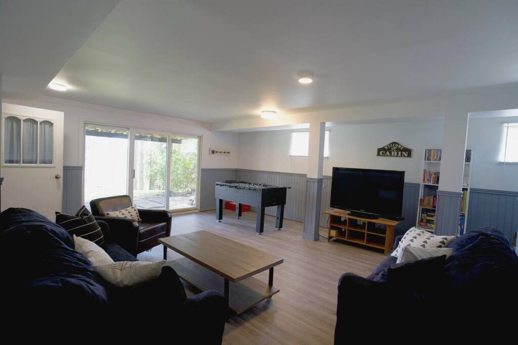 Woodland Hideaway! Relaxing Waterfront Sleeps 10