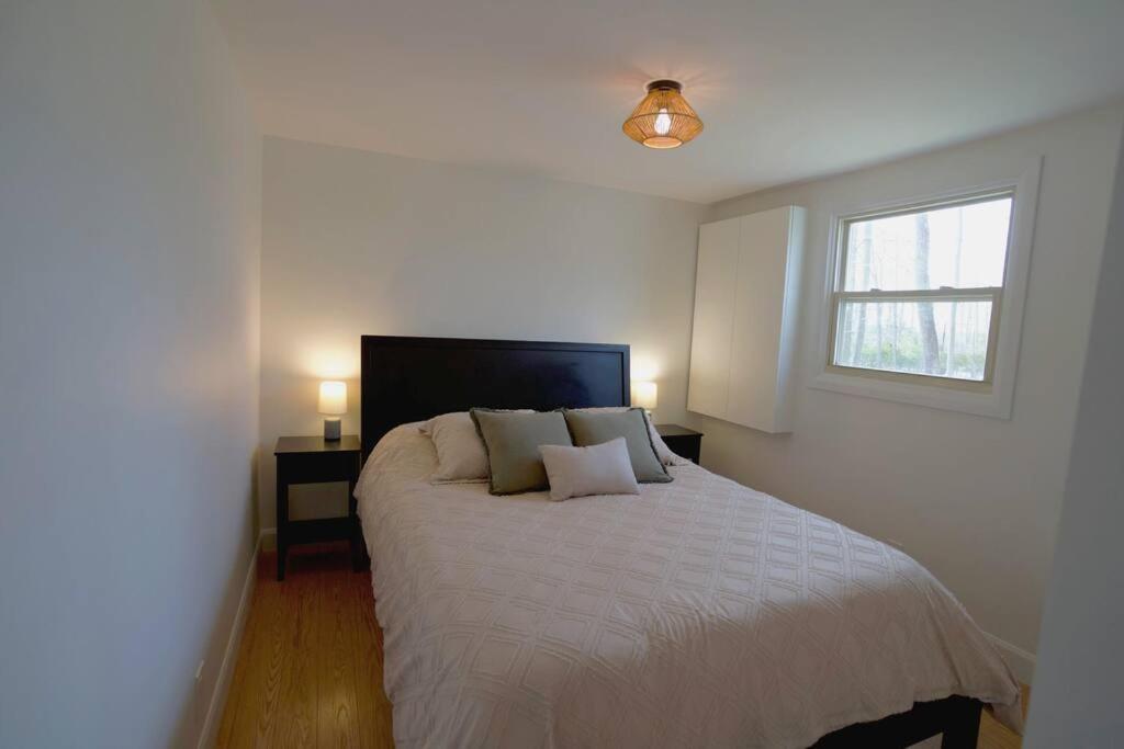 Woodland Hideaway! Relaxing Waterfront Sleeps 10