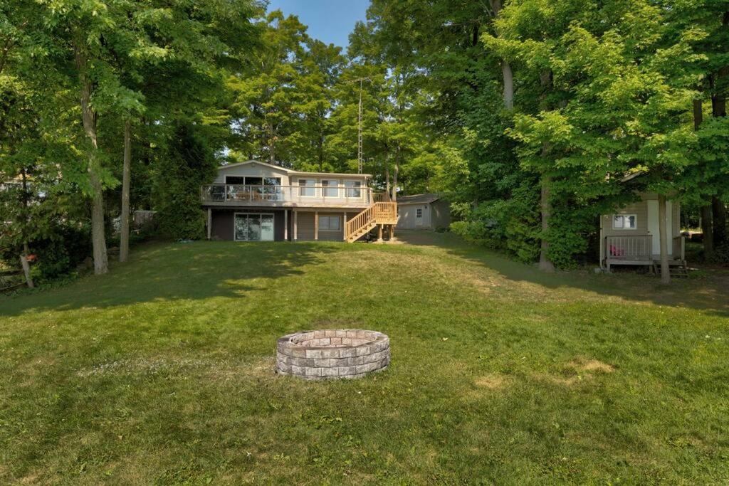 Woodland Hideaway! Relaxing Waterfront Sleeps 10