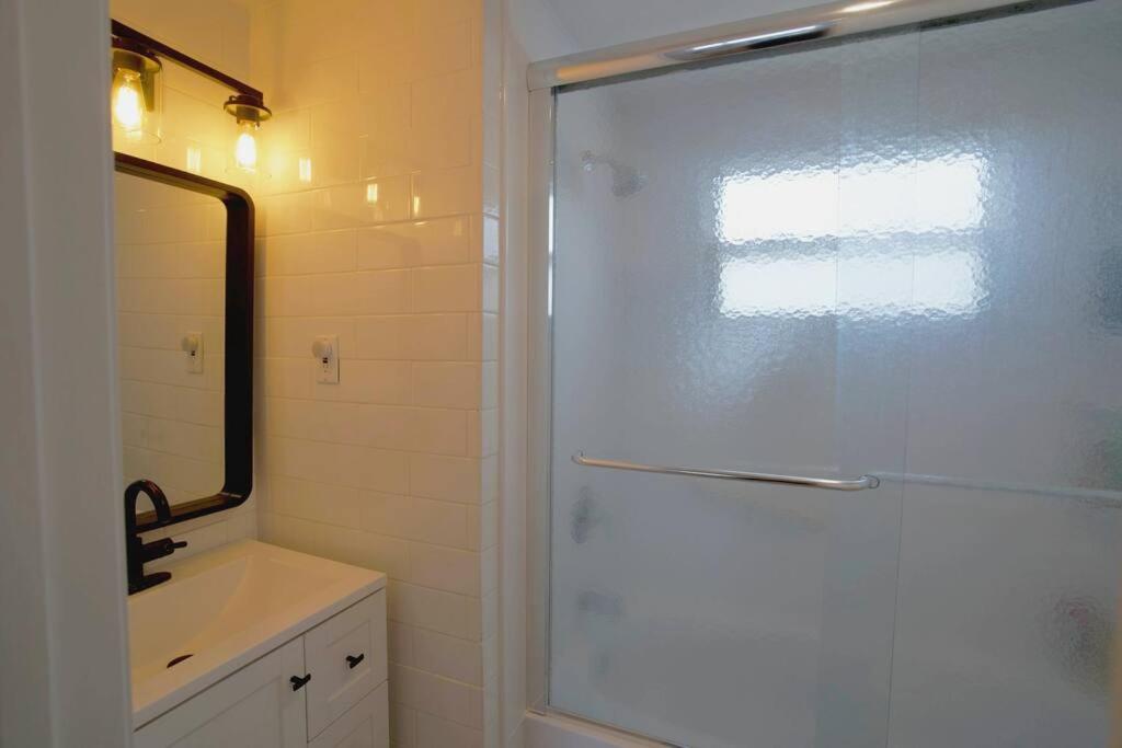Woodland Hideaway! Relaxing Waterfront Sleeps 10