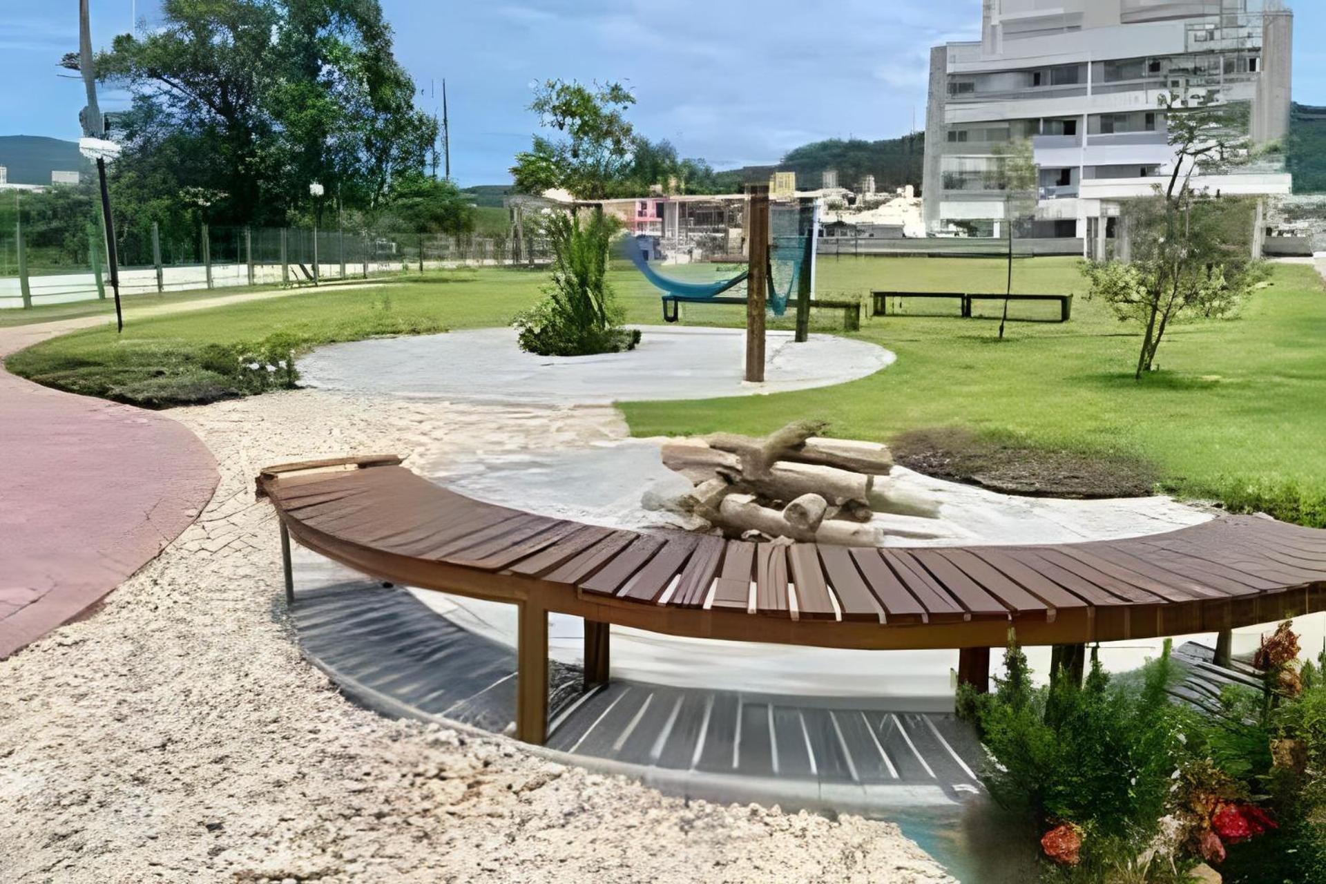 Sofisticação à 500 m da praia com espaço de lazer e piscina