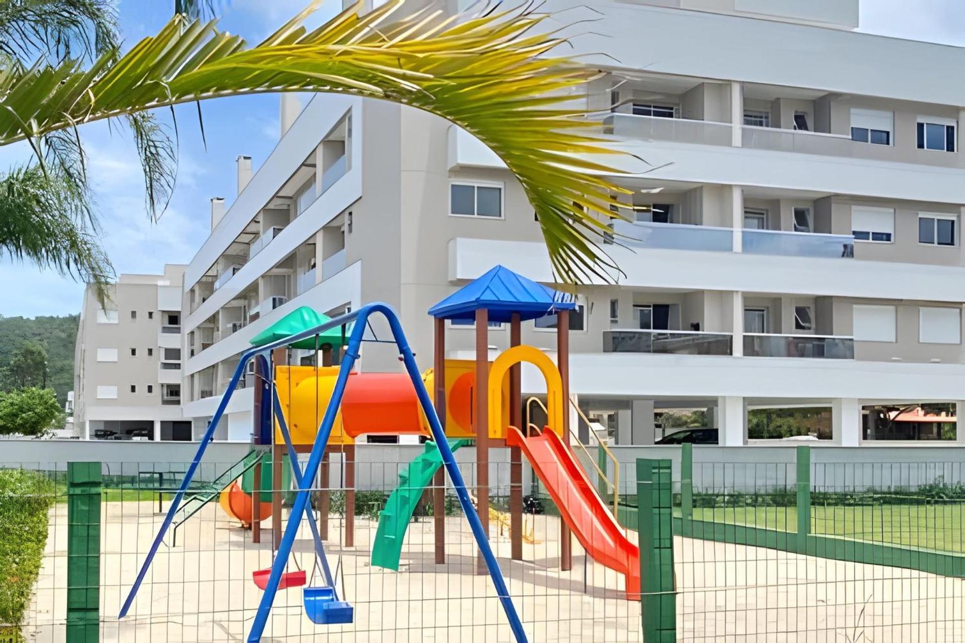Sofisticação à 500 m da praia com espaço de lazer e piscina