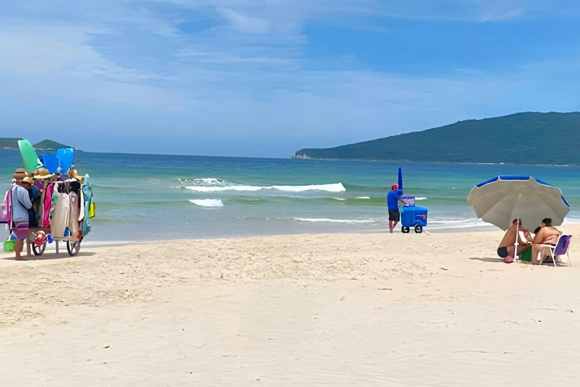 Sofisticação à 500 m da praia com espaço de lazer e piscina