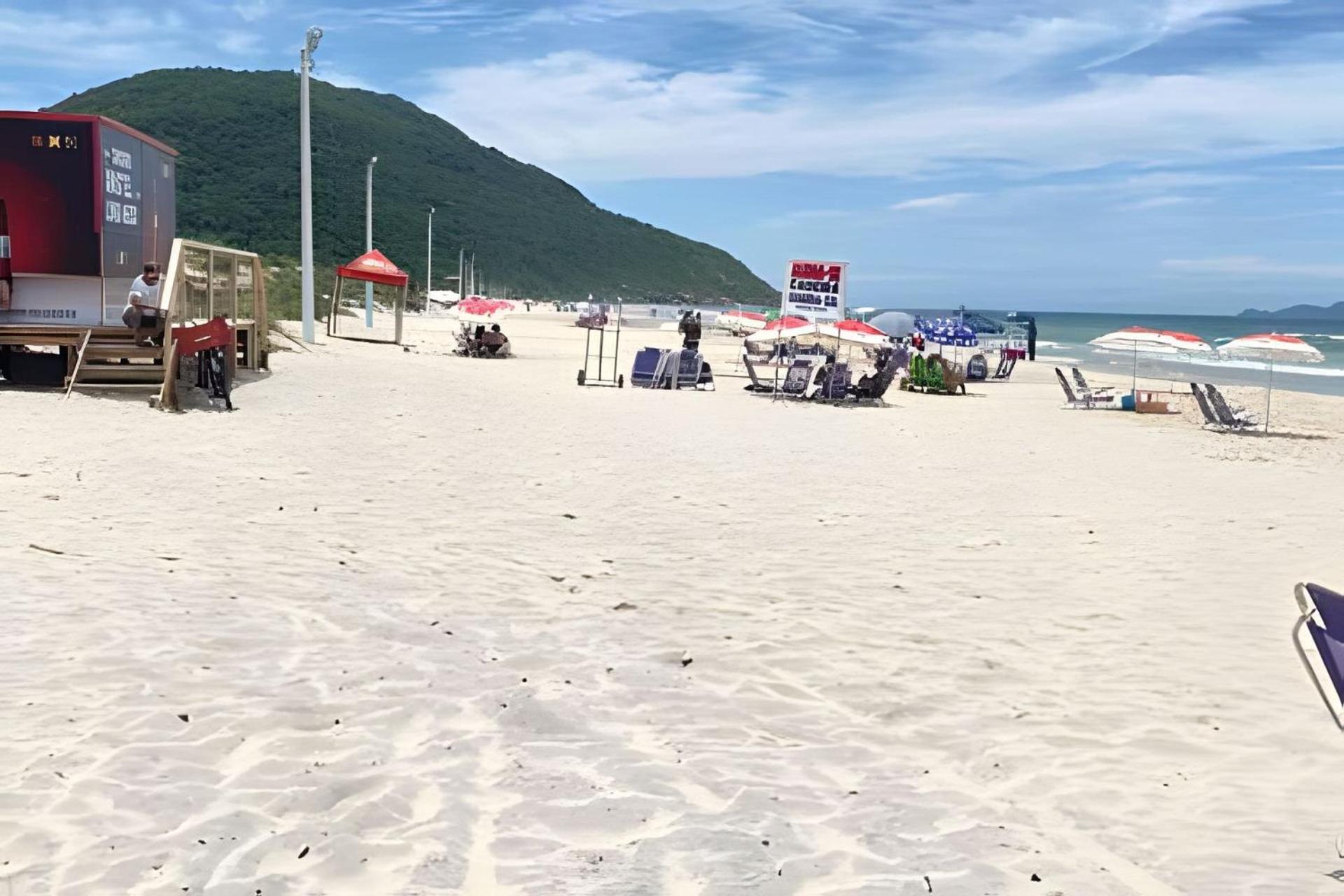 Sofisticação à 500 m da praia com espaço de lazer e piscina
