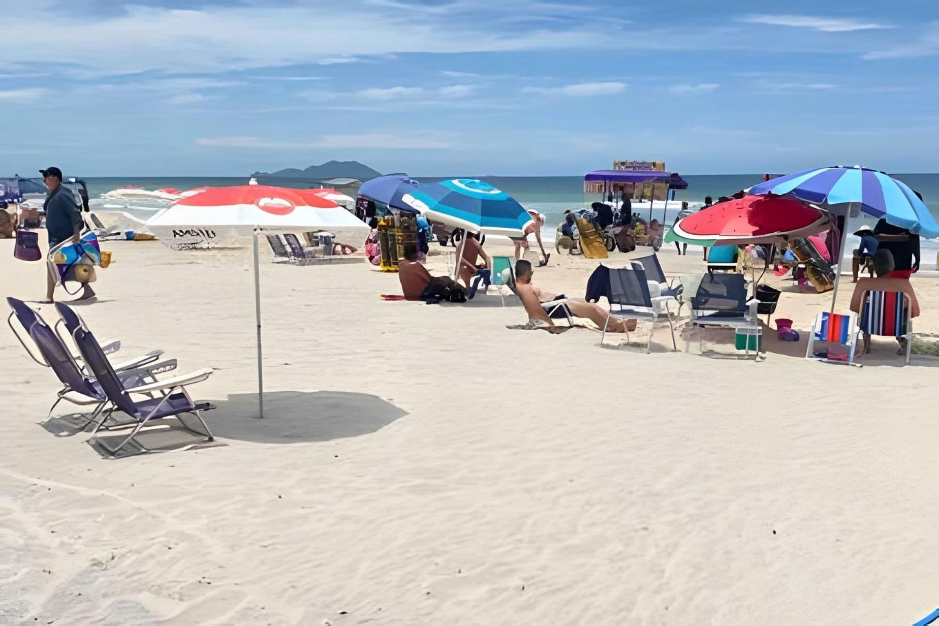 Sofisticação à 500 m da praia com espaço de lazer e piscina