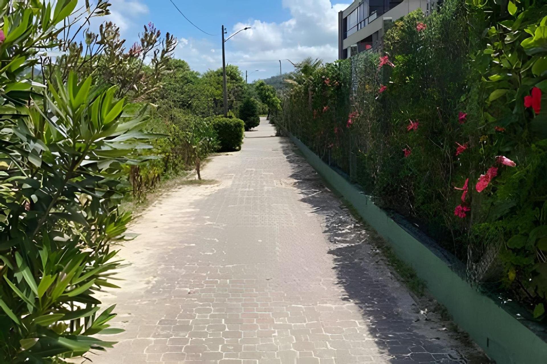 Sofisticação à 500 m da praia com espaço de lazer e piscina
