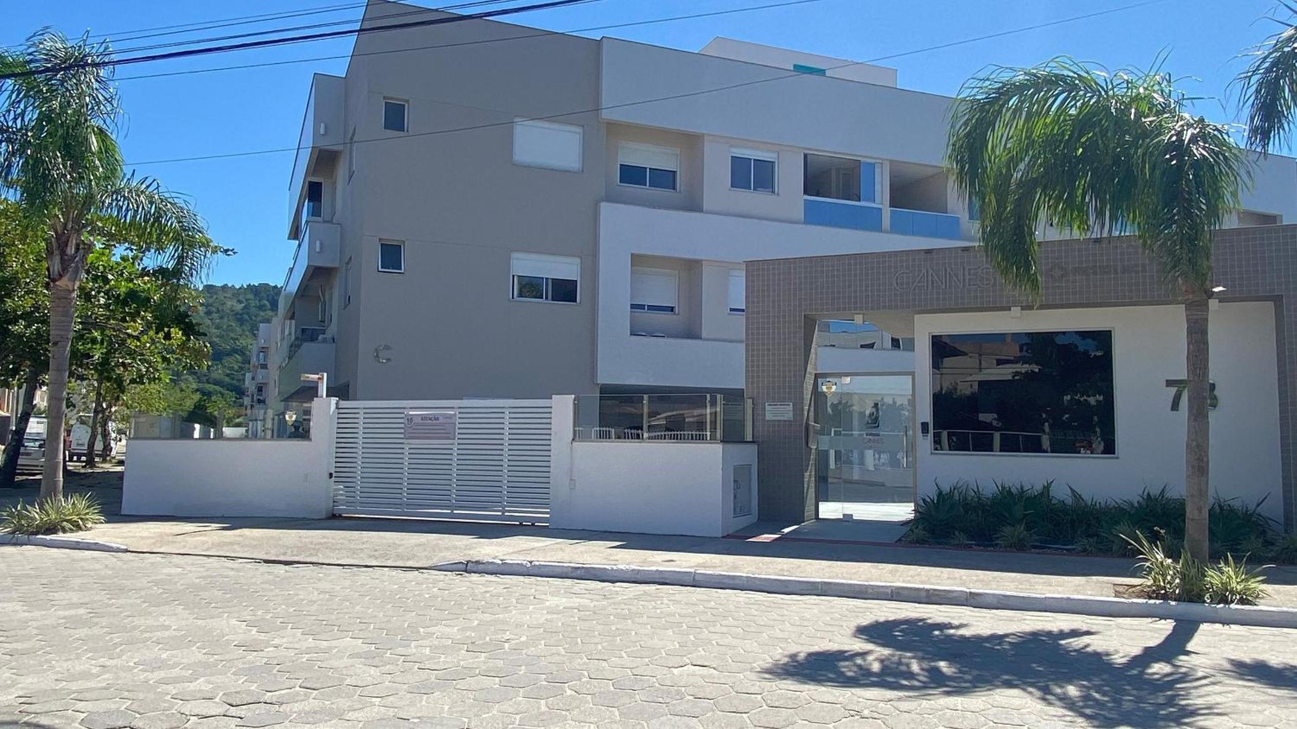 Sofisticação à 500 m da praia com espaço de lazer e piscina